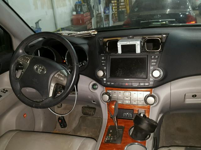 JTEES42A182090025 - 2008 TOYOTA HIGHLANDER SILVER photo 9