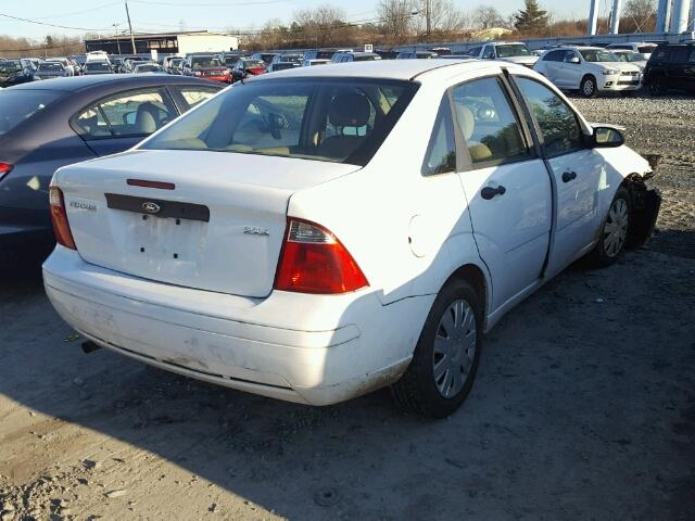 1FAFP34N05W195749 - 2005 FORD FOCUS ZX4 WHITE photo 4