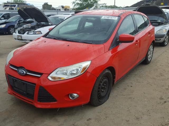 1FAHP3K2XCL176822 - 2012 FORD FOCUS SE RED photo 2