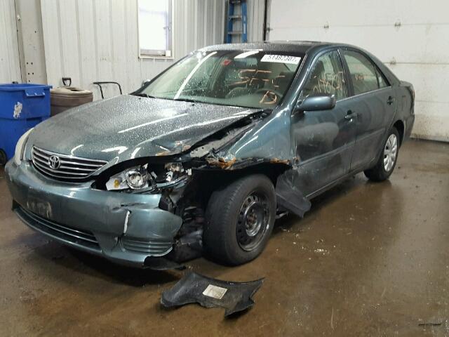 4T1BE30K45U089841 - 2005 TOYOTA CAMRY LE GREEN photo 2