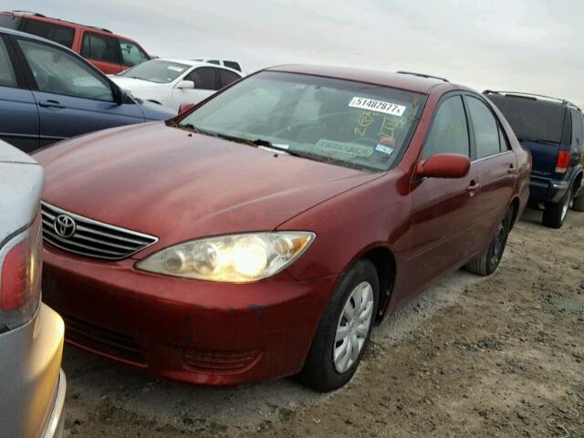 4T1BE32K45U056318 - 2005 TOYOTA CAMRY LE RED photo 2