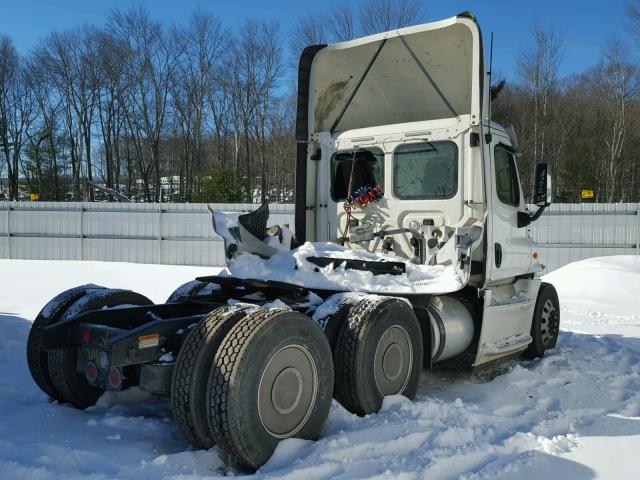 3AKJGEBG7FDGP4522 - 2015 FREIGHTLINER CASCADIA 1 WHITE photo 4