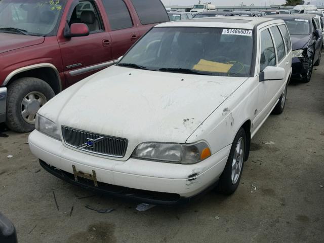 YV1LW56D3X2598161 - 1999 VOLVO V70 GLT WHITE photo 2