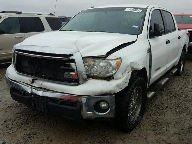 5TFDW5F16DX315055 - 2013 TOYOTA TUNDRA CRE WHITE photo 2