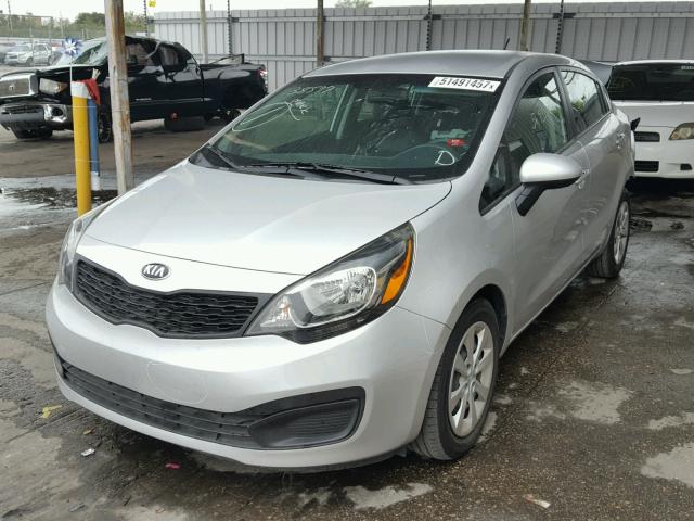 KNADM4A33F6492368 - 2015 KIA RIO LX Արծաթագույն լուսանկար 2