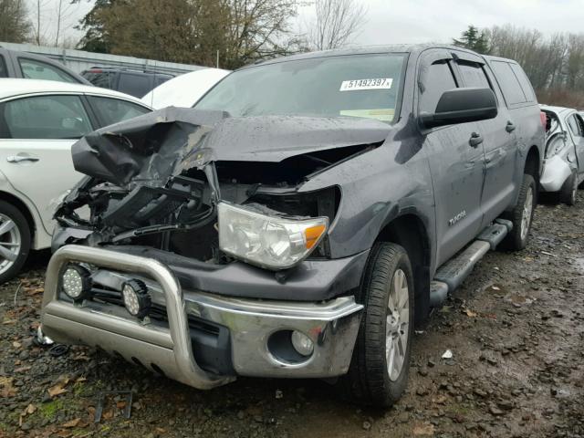 5TFDM5F1XCX035207 - 2012 TOYOTA TUNDRA CRE GRAY photo 2