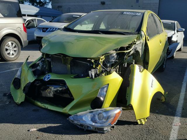 JTDKDTB32F1093581 - 2015 TOYOTA PRIUS C GREEN photo 2