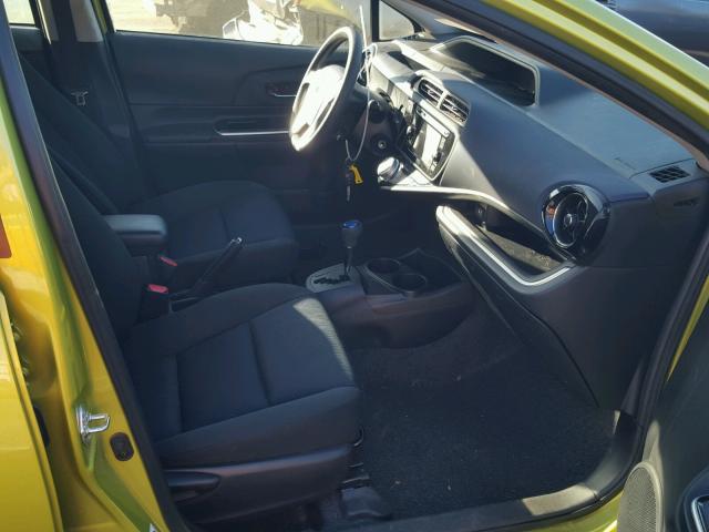 JTDKDTB32F1093581 - 2015 TOYOTA PRIUS C GREEN photo 5