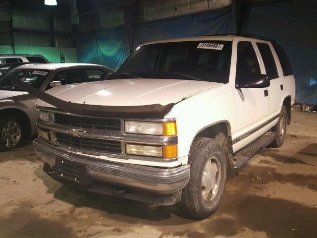 1GNEK13R3WJ358171 - 1998 CHEVROLET TAHOE K150 WHITE photo 2