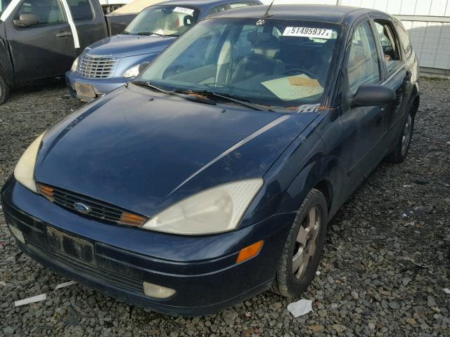 3FAFP37372R174907 - 2002 FORD FOCUS ZX5 BLUE photo 2