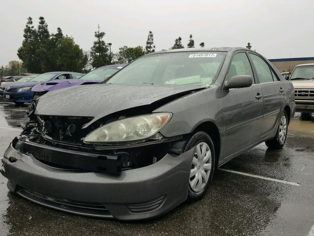 4T1BE32K15U568733 - 2005 TOYOTA CAMRY LE GRAY photo 2