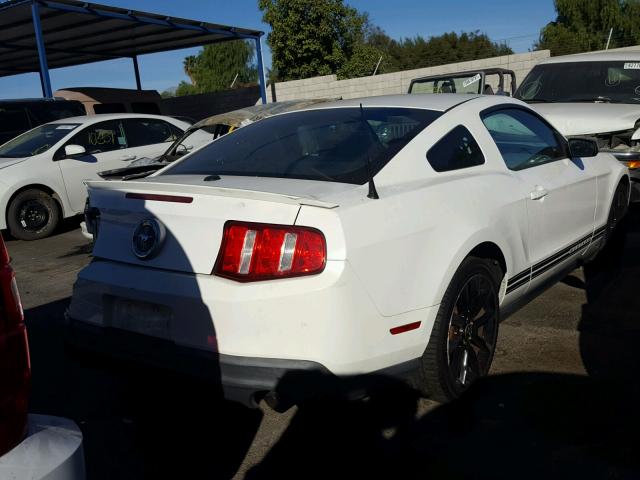 1ZVBP8AM1B5143983 - 2011 FORD MUSTANG WHITE photo 4