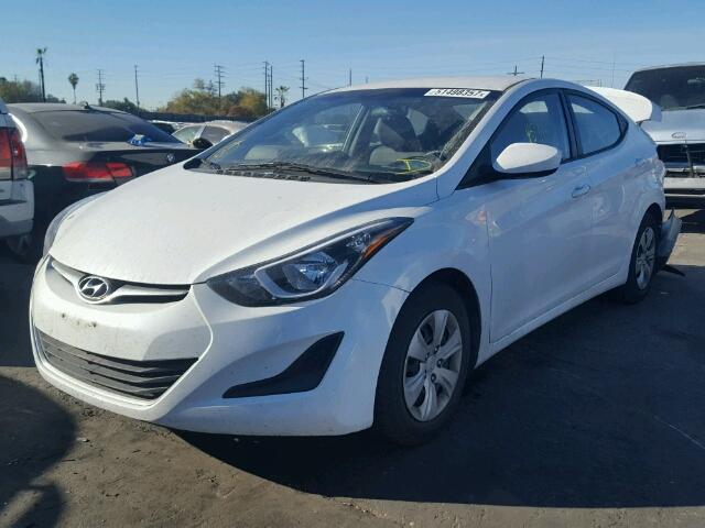 5NPDH4AE0GH673878 - 2016 HYUNDAI ELANTRA SE WHITE photo 2