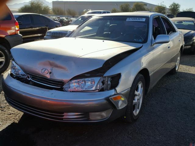 JT8BF28GX10315019 - 2001 LEXUS ES 300 SILVER photo 2