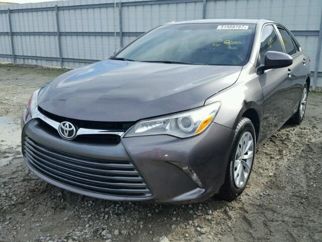 4T4BF1FKXFR504452 - 2015 TOYOTA CAMRY LE GRAY photo 2