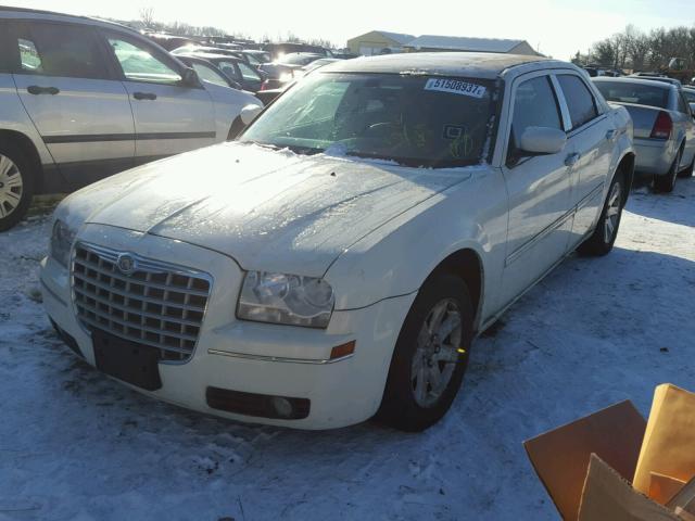 2C3KA53G47H718107 - 2007 CHRYSLER 300 TOURIN WHITE photo 2