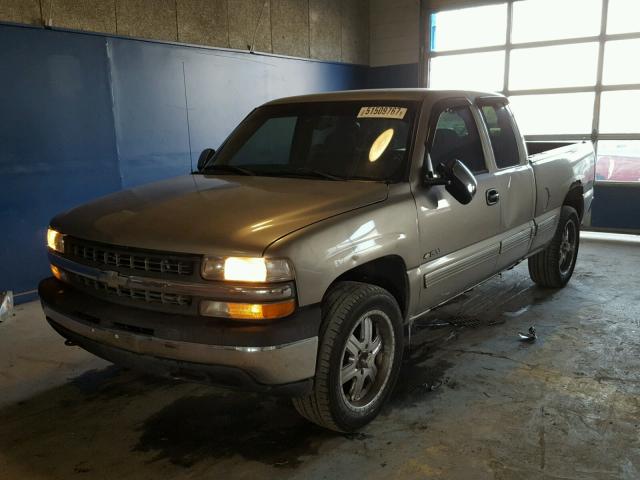 1GCEK19TXYE385861 - 2000 CHEVROLET SILVERADO BEIGE photo 2