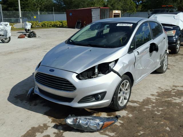 3FADP4EJ8FM219404 - 2015 FORD FIESTA SE SILVER photo 2