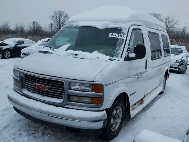 1GDFG15R4W1105643 - 1998 GMC SAVANA RV WHITE photo 2