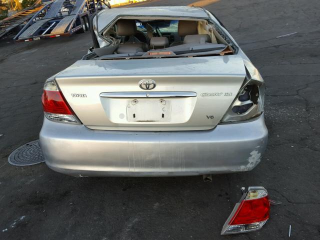 JTDBF30K250163931 - 2005 TOYOTA CAMRY LE SILVER photo 10