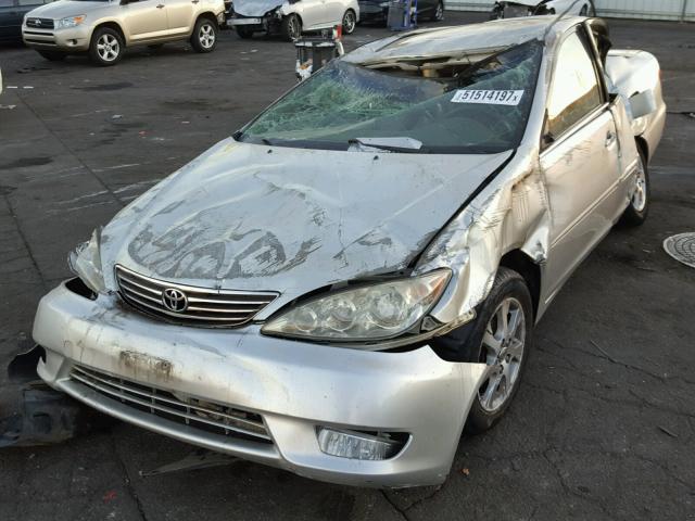 JTDBF30K250163931 - 2005 TOYOTA CAMRY LE ვერცხლისფერი ფოტო 2