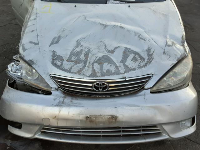 JTDBF30K250163931 - 2005 TOYOTA CAMRY LE ვერცხლისფერი ფოტო 7