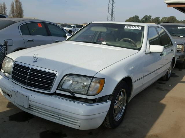 WDBGA33GXWA390838 - 1998 MERCEDES-BENZ S 320 WHITE photo 2