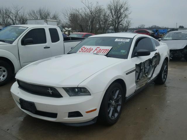 1ZVBP8AM5B5136664 - 2011 FORD MUSTANG WHITE photo 2