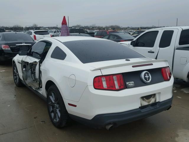 1ZVBP8AM5B5136664 - 2011 FORD MUSTANG WHITE photo 3