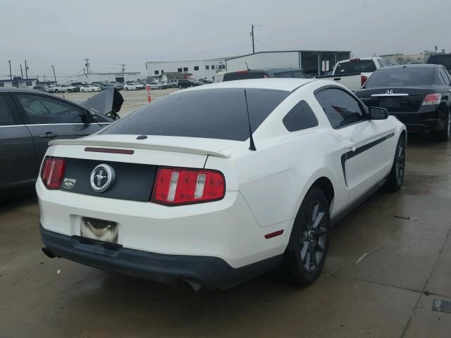 1ZVBP8AM5B5136664 - 2011 FORD MUSTANG WHITE photo 4