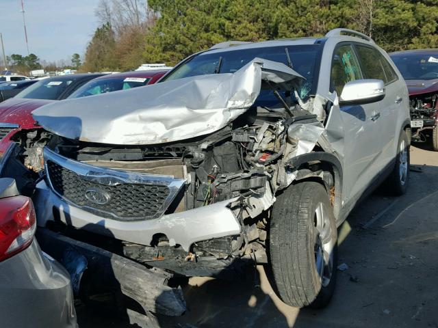 5XYKUDA26CG285337 - 2012 KIA SORENTO EX SILVER photo 2