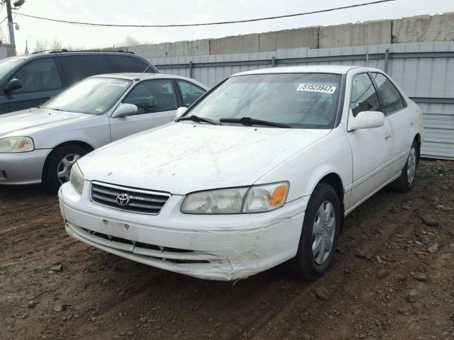 JT2BG28K710561599 - 2001 TOYOTA CAMRY LE WHITE photo 2