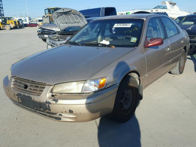 JT2BF22K0W0120934 - 1998 TOYOTA CAMRY CE TAN photo 2