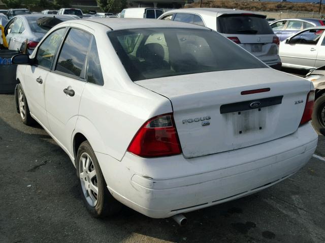 1FAFP34NX5W275527 - 2005 FORD FOCUS ZX4 WHITE photo 3