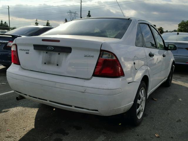 1FAFP34NX5W275527 - 2005 FORD FOCUS ZX4 WHITE photo 4