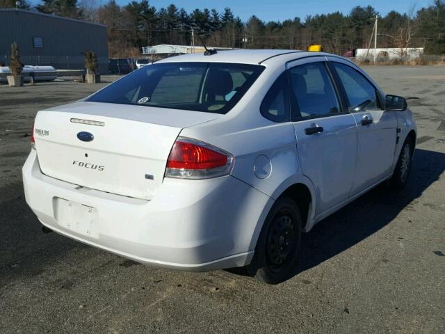 1FAHP35N28W250567 - 2008 FORD FOCUS SE WHITE photo 4