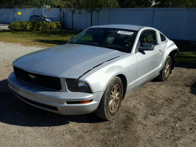 1ZVFT80N975269488 - 2007 FORD MUSTANG SILVER photo 2