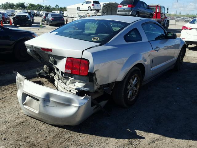 1ZVFT80N975269488 - 2007 FORD MUSTANG SILVER photo 4