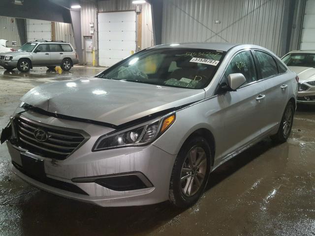 5NPE24AF5HH523135 - 2017 HYUNDAI SONATA SE SILVER photo 2