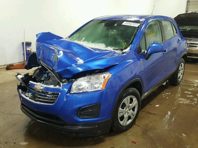 KL7CJKSBXFB090272 - 2015 CHEVROLET TRAX LS BLUE photo 2