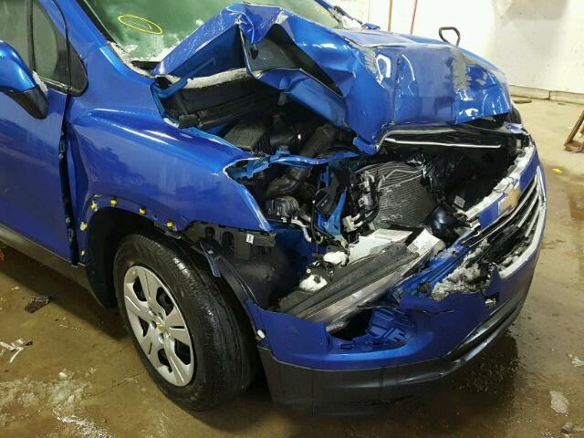 KL7CJKSBXFB090272 - 2015 CHEVROLET TRAX LS BLUE photo 9