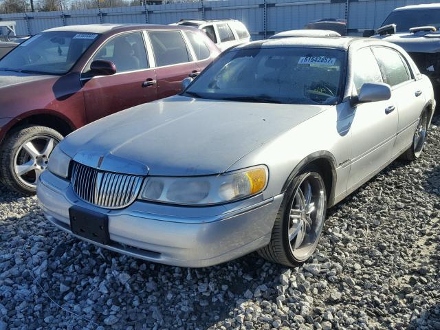 1LNFM82W7XY602657 - 1999 LINCOLN TOWN CAR S SILVER photo 2