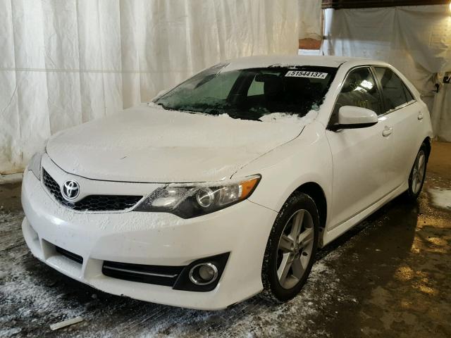 4T1BF1FK3EU868835 - 2014 TOYOTA CAMRY L WHITE photo 2