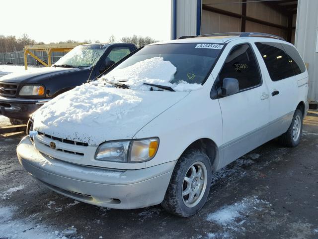 4T3ZF13C3WU072963 - 1998 TOYOTA SIENNA LE WHITE photo 2