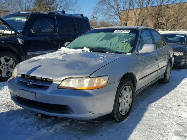 1HGCG6654YA104366 - 2000 HONDA ACCORD LX SILVER photo 2