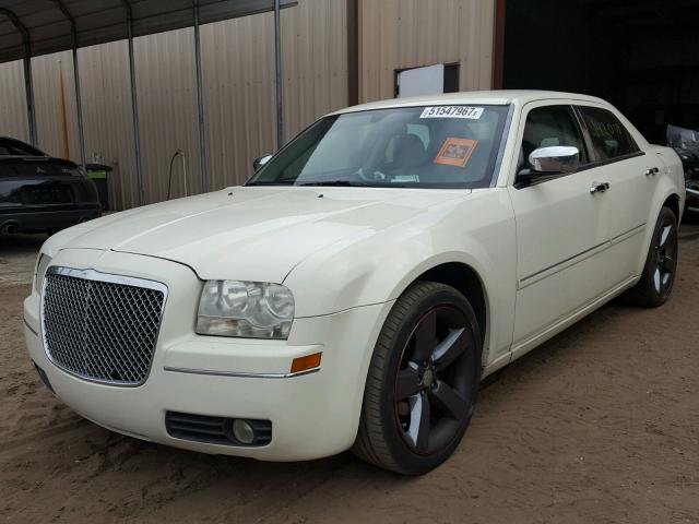 2C3KA53G37H777326 - 2007 CHRYSLER 300 TOURIN WHITE photo 2