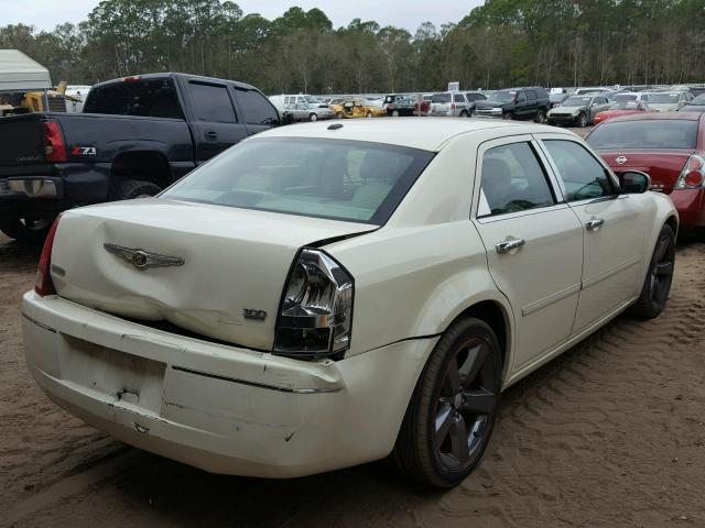 2C3KA53G37H777326 - 2007 CHRYSLER 300 TOURIN WHITE photo 4