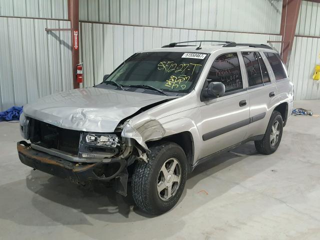 1GNDS13S752372419 - 2005 CHEVROLET TRAILBLAZE SILVER photo 2