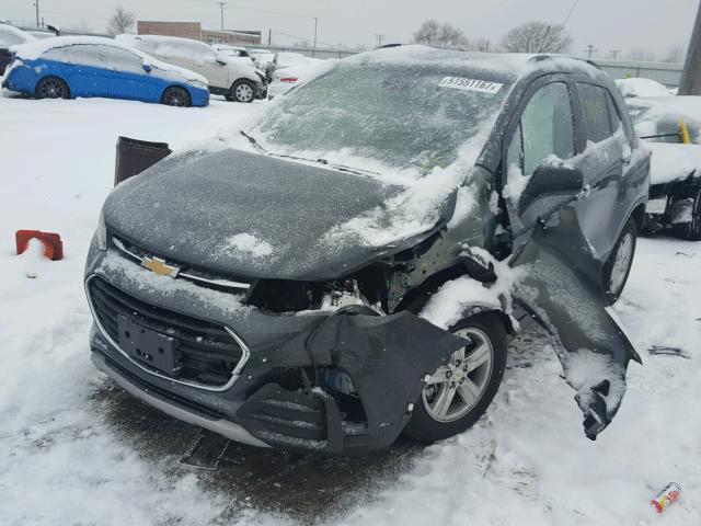 3GNCJLSB1HL183764 - 2017 CHEVROLET TRAX 1LT GRAY photo 2