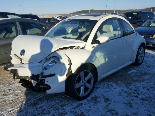 3VWFW31C88M510685 - 2008 VOLKSWAGEN NEW BEETLE WHITE photo 2